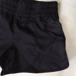 Lightweight 100% Polyester Size 2 Lululemon shorts with scalloped trim
